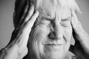Kostenloses Foto Ältere frau, die unter migräne leidet