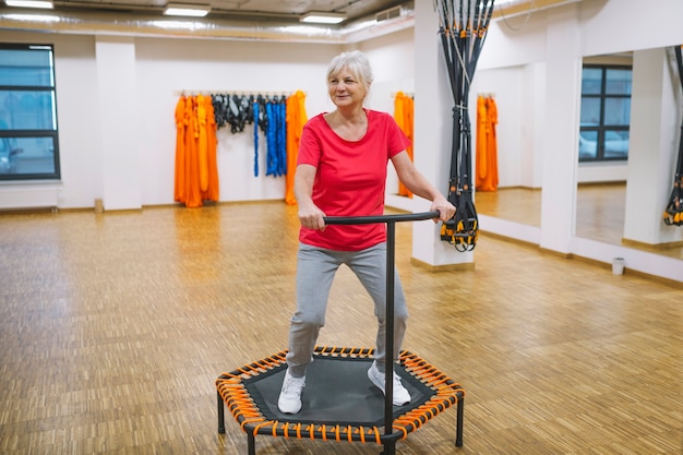 Kostenloses Foto Ältere frau in der turnhalle