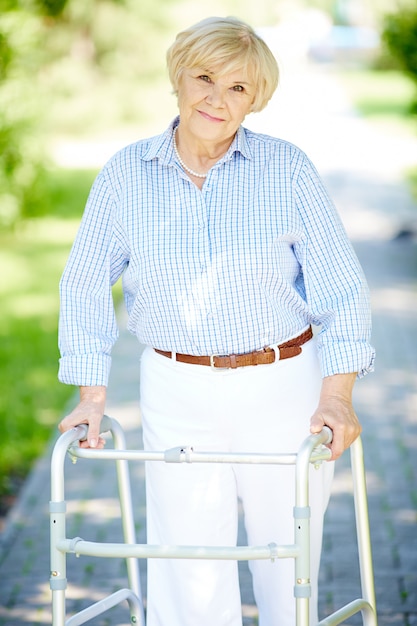 Kostenloses Foto Ältere frau mit einem walker