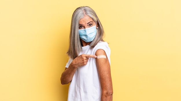 Ältere Frau mit grauem Haar. Impfstoffkonzept