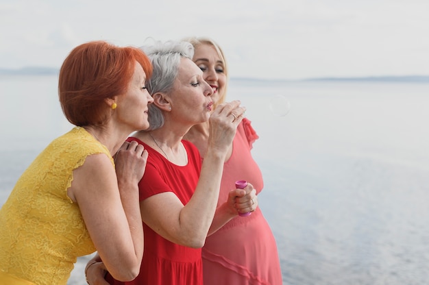 Kostenloses Foto Ältere frauen, die freundschaft feiern