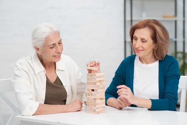 Kostenloses Foto Ältere frauen, die zusammen jenga spielen