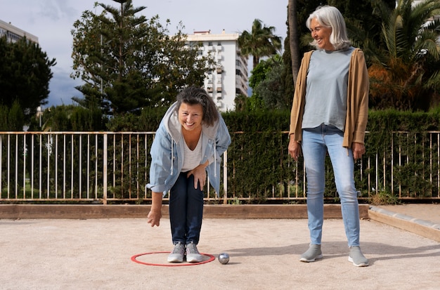 Kostenloses Foto Ältere freunde spielen petanque