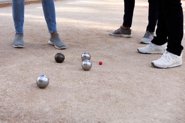 Ältere Freunde spielen Petanque