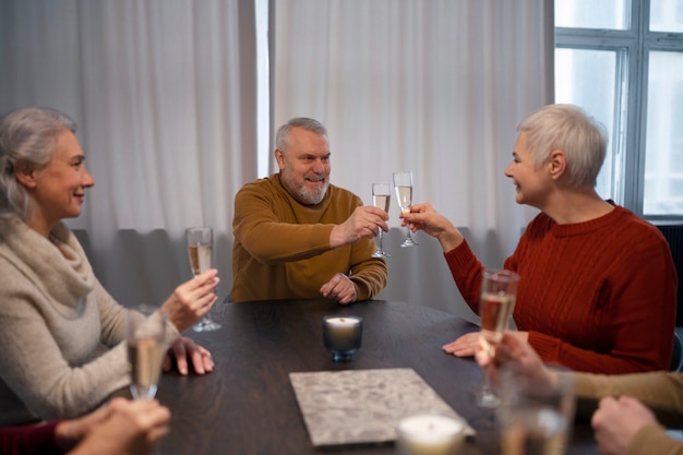 Kostenloses Foto Ältere gruppe von freunden feiern