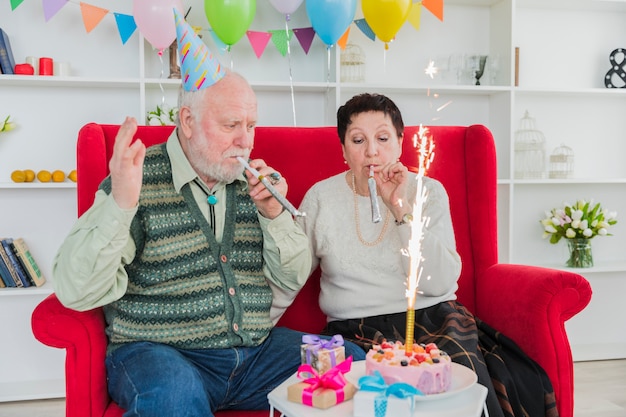 Ältere Leute, die Geburtstag feiern