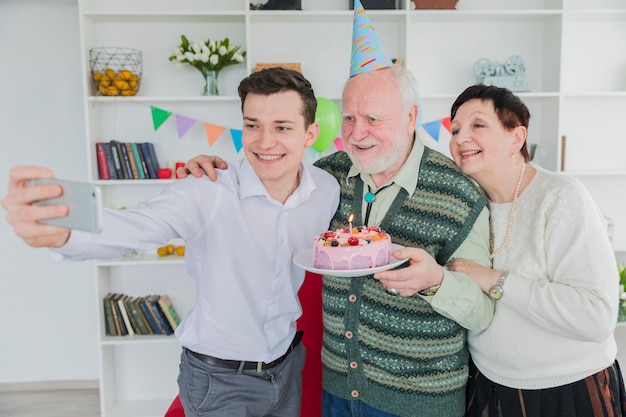 Kostenloses Foto Ältere leute, die geburtstag feiern