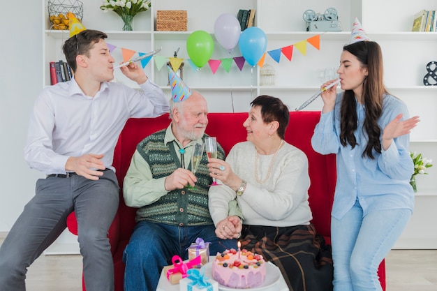 Kostenloses Foto Ältere leute, die geburtstag feiern