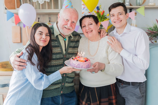 Kostenloses Foto Ältere leute, die geburtstag feiern