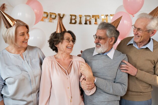 Ältere Leute, die Spaß auf der Party haben