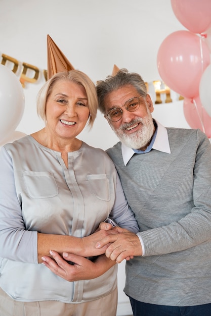 Ältere Leute, die Spaß auf der Party haben