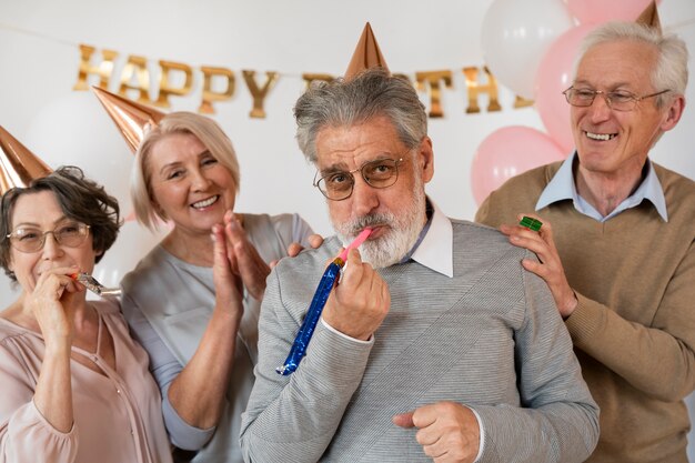 Ältere Leute, die Spaß auf der Party haben