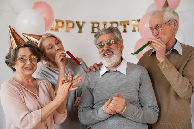 Ältere Leute, die Spaß auf der Party haben