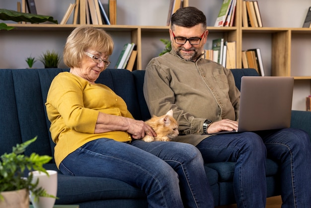 Kostenloses Foto Ältere menschen mit katzenhaustier