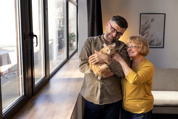 Kostenloses Foto Ältere menschen mit katzenhaustier