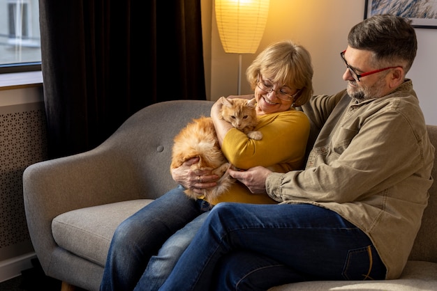 Kostenloses Foto Ältere menschen mit katzenhaustier