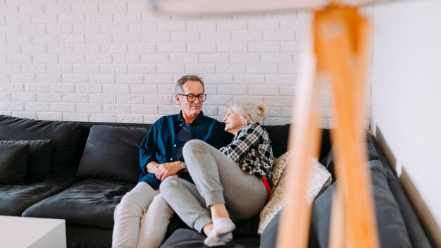 Ältere Paare auf Sofa im Ruhestandshaus