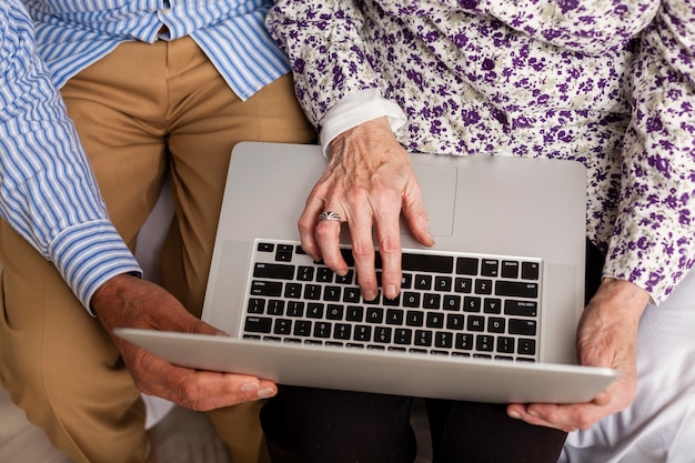 Ältere Paare der Draufsicht unter Verwendung eines Laptops