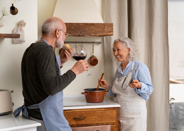 Kostenloses Foto Ältere paare, die zusammen in der küche kochen