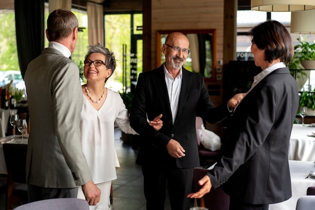 Kostenloses Foto Ältere paare zusammen in einem luxuriösen restaurant