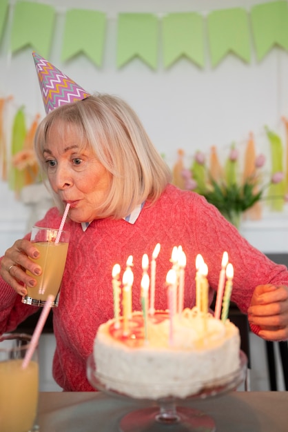 Kostenloses Foto Ältere person, die ihren geburtstag feiert