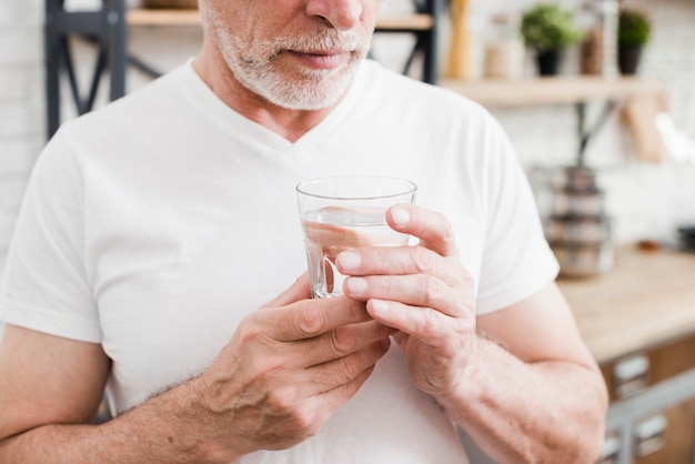 Kostenloses Foto Älterer mann, der seine medizin hat