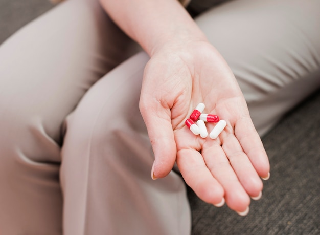 Kostenloses Foto Älterer mann, der seine medizin hat