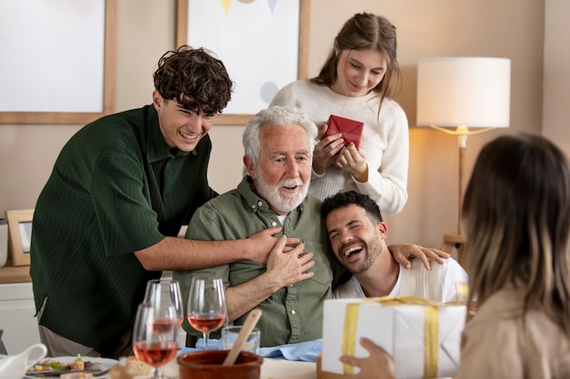 Älterer Mann, der seinen Geburtstag feiert