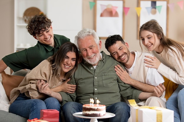 Kostenloses Foto Älterer mann, der seinen geburtstag feiert