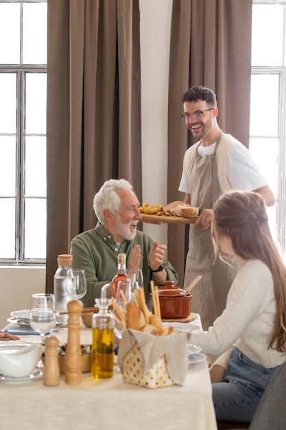 Kostenloses Foto Älterer mann, der seinen geburtstag feiert