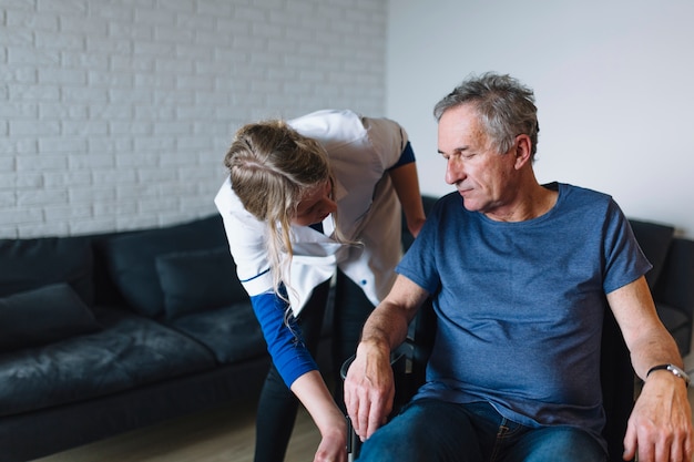 Älterer Mann im Pflegeheim