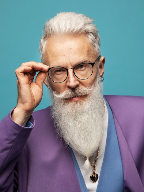 Kostenloses Foto Älterer mann mit kettenhalsketten posiert