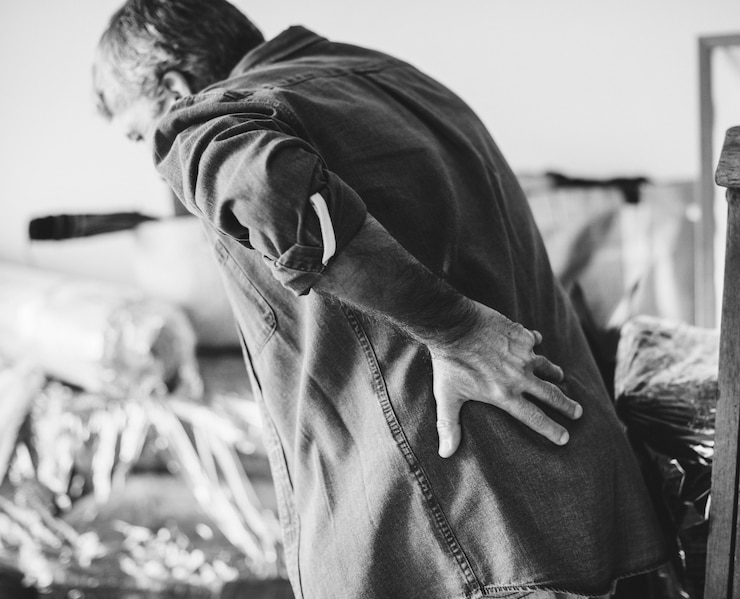 Kostenlose Foto älterer mann mit rückenschmerzen