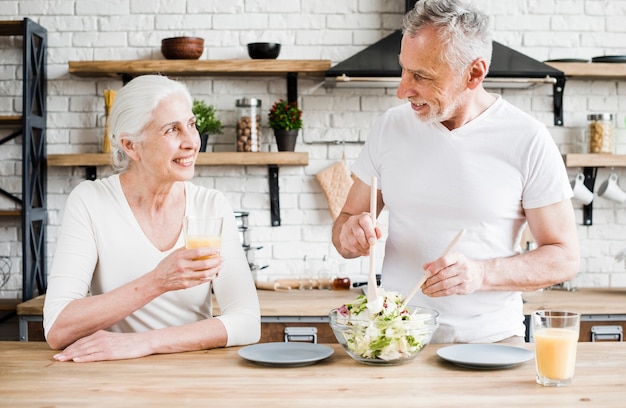 Kostenloses Foto Älteres ehepaar in der küche kochen