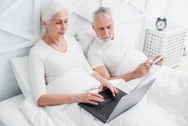 Kostenloses Foto Älteres ehepaar mit einem laptop