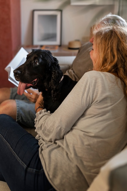 Kostenloses Foto Älteres paar der seitenansicht mit hund