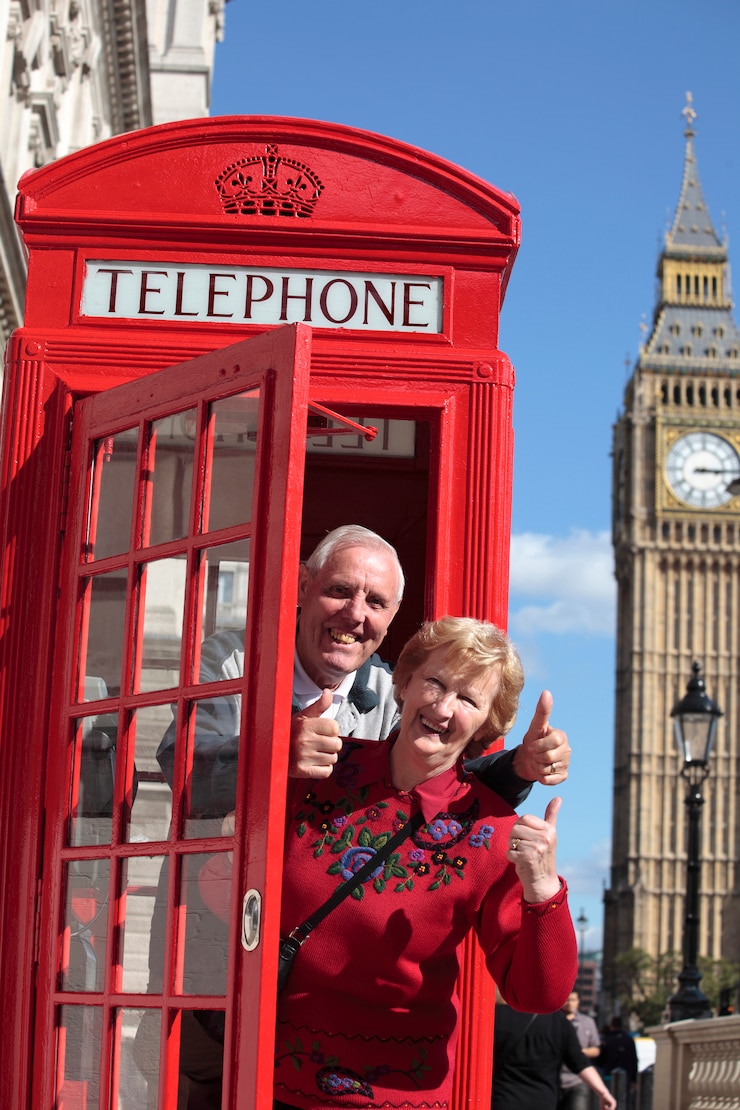 Kostenlose Foto älteres paar in roter telefonzelle mit big ben in london