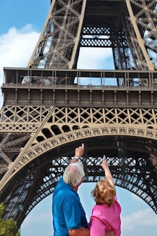 Älteres paar zeigt auf eiffelturm in paris