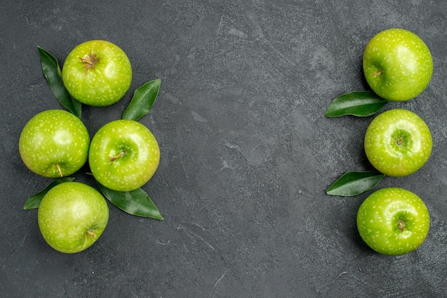 Kostenloses Foto Äpfel sieben appetitliche äpfel mit blättern auf dem dunklen tisch