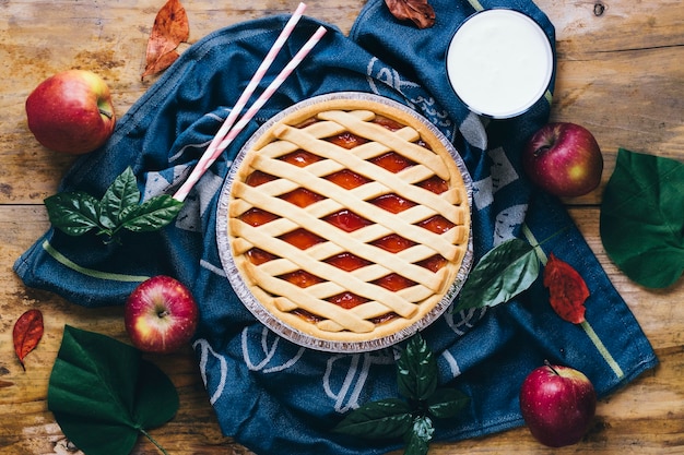 Kostenloses Foto Äpfel und milch in der nähe von kuchen