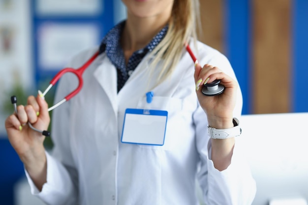 Ärztin in weißer uniform posiert mit stethoskop am hals