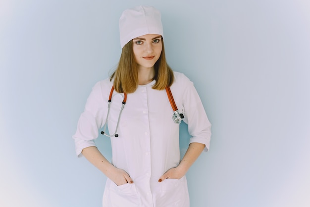 Kostenloses Foto Ärztin mit weißem mantel im krankenhaus