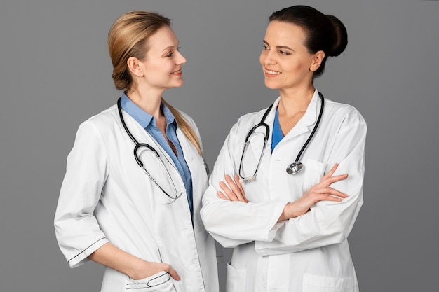 Kostenloses Foto Ärztinnen im krankenhaus mit stethoskop