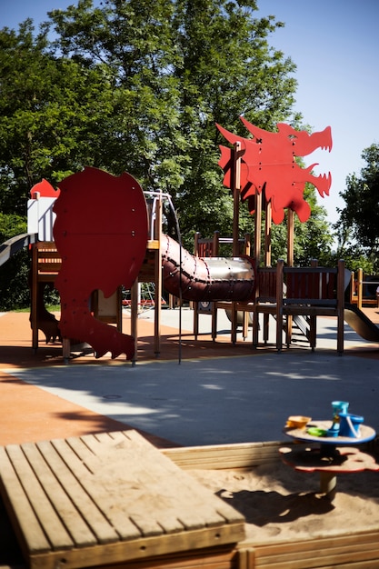 Kostenloses Foto Äußerer sauberer spielplatz für kinder