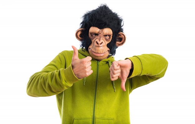 Affe Mann macht gut-schlechtes Zeichen