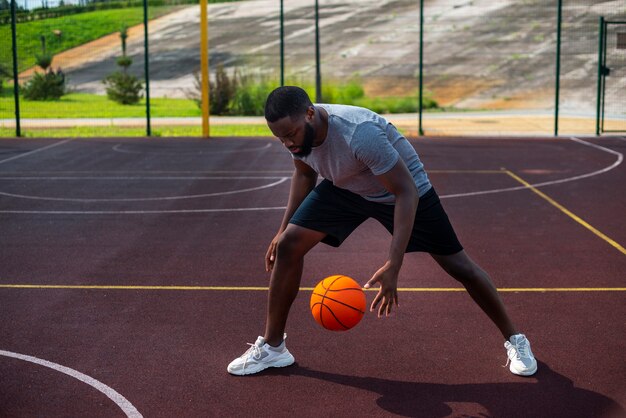 Africam-Mann, der Ball-Totale schlägt