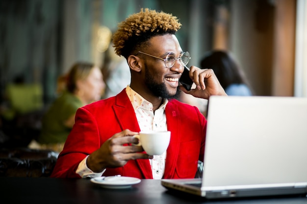 African American Mann in einem Café