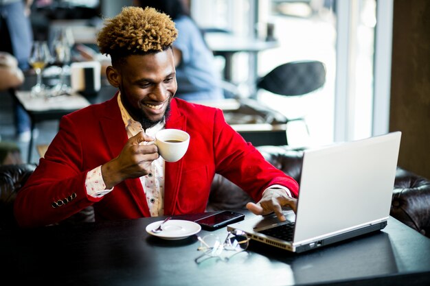 African American Mann in einem Café