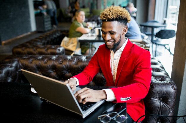 African American Mann in einem Café