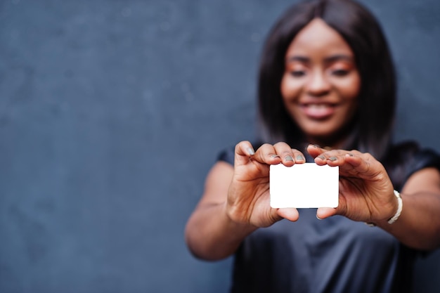 Afrikanerin hält leere Karte in Händen
